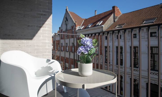 Klein-Antwerpen Apartment | Luxury Kosher Style 1BR Apartments