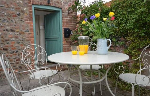 Little Thornage House | Honeysuckle Cottage, Little Thornage, Holt