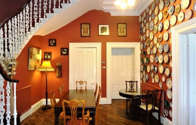 Tillicoultry Bed & Breakfast | Large en-suite with self-catering hot breakfast