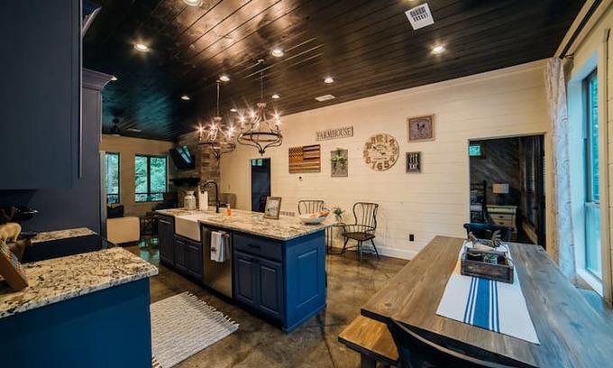 Pickens Cabin | 5+ Bedroom Modern Farmhouse Cabin - Aspen Creek Lodge is a relaxing retreat tucked away in the Towering Pines of Timber Creek Trails.