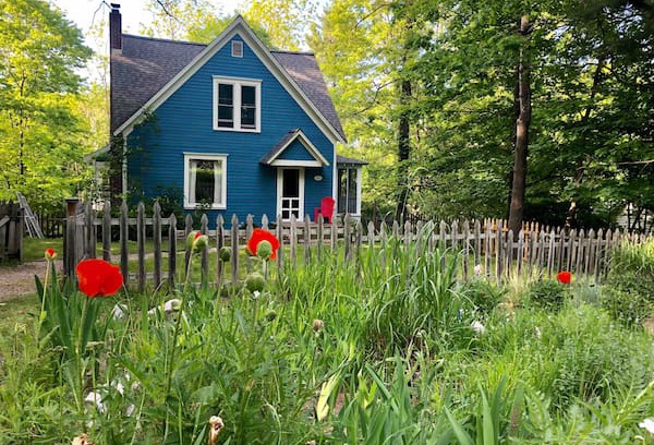 Frankfort Cabin | Bluebird Cottage - walk to beach & Main St.