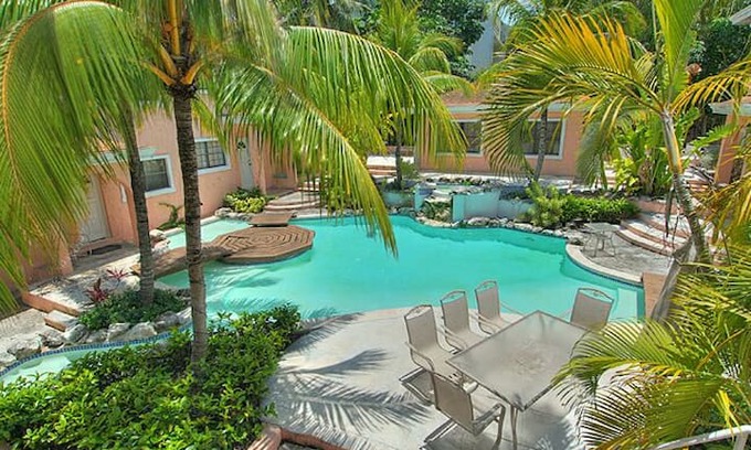 Paradise Island Apartment | Modern 2 Bed Paradise Island Location