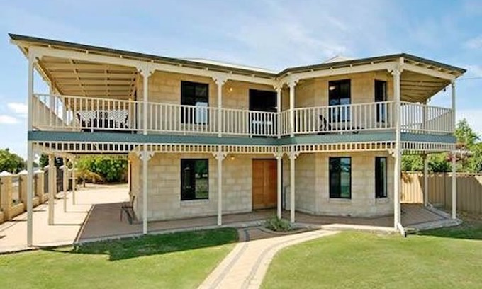 East Rockingham House | Island View Beach House - Premium Beach Front