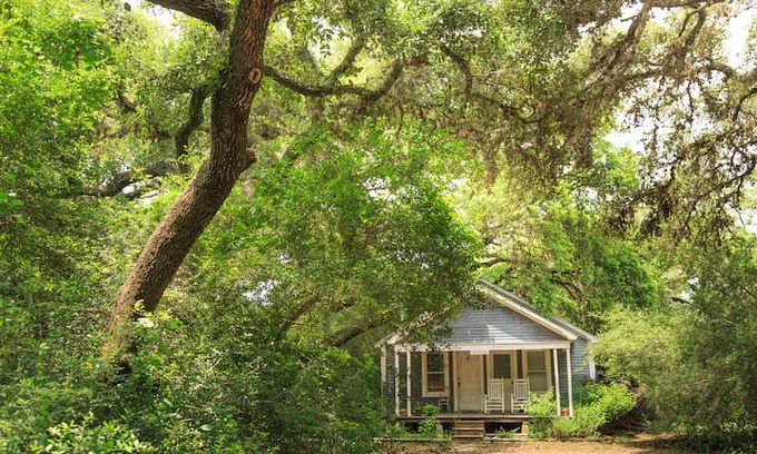 Cat Spring House | Charming 2BD Bungalow With Private Hot Tub