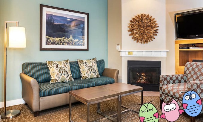 Windsor Apartment | Eat, Drink, Pool - Choose the Order -2 Bdrm-Slps 6