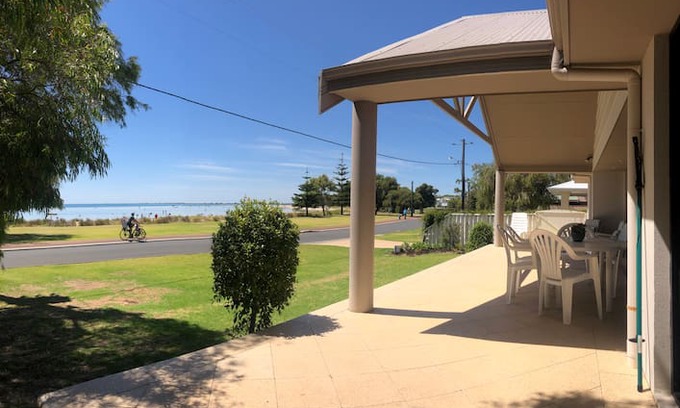 Dunsborough House | Dunsborough Clubhouse on the Beachfront
