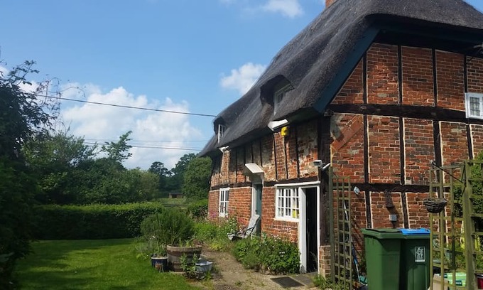Swanbourne Cabin | Gorgeous and cosy thatched cottage