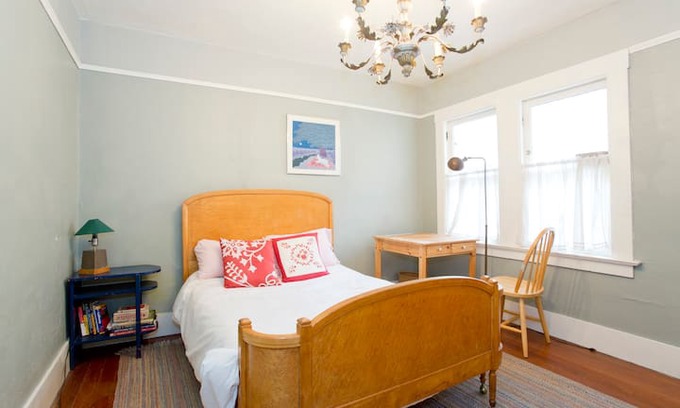 Northwest Berkeley House | Artistic Room in Berkeley Craftsman