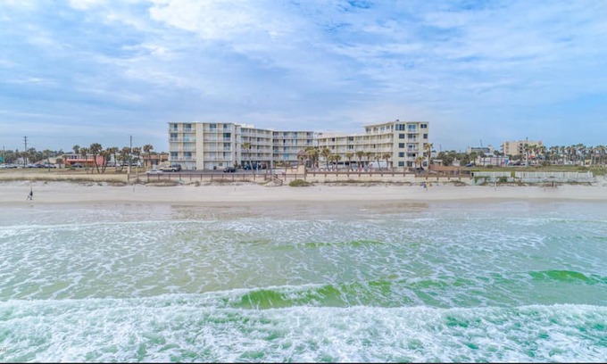 Bostwick Park Apartment | Beachfront condo with ocean views. Casa de Calma