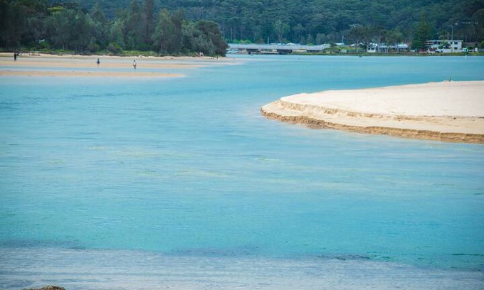 Dolphin Point House | On Point - Dolphin Point - Lake and Beach front