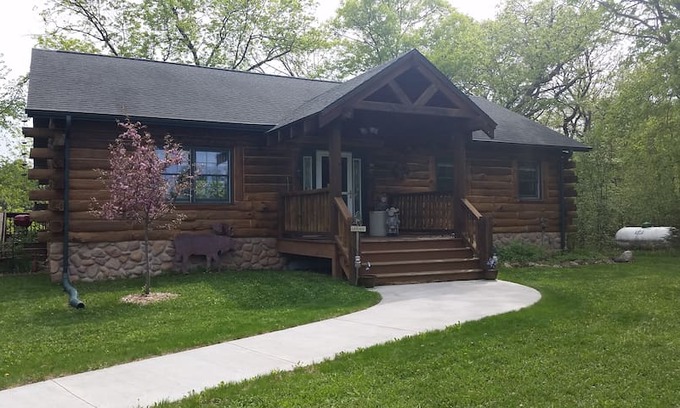 Oxford Cabin | Quiet Get Away and Close to Fun!