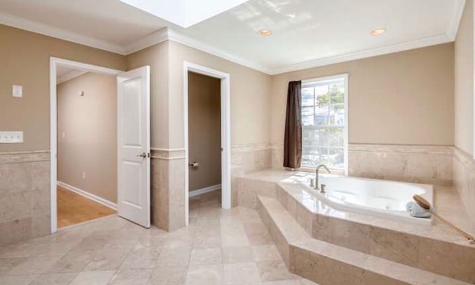 Fairmount House | Romantic Penthouse Getaway with Jacuzzi