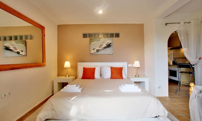 San Pedro de Alcantara House | The James Hunt Suite