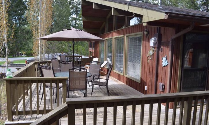 East Kootenay Cabin | The Lily Pad with Beach Access