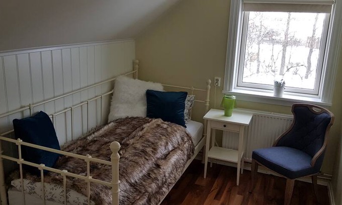 Hvolsvollur House | Eldstó Art Café / Guesthouse room 1