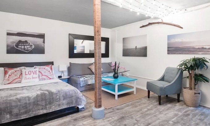 Marina Peninsula Apartment | Venice Beach Cottage Studio & Lush Backyard