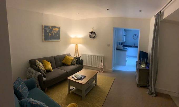 Y Felinheli Apartment | Pant Yr Ardd, Y Felinheli - A spacious garden flat