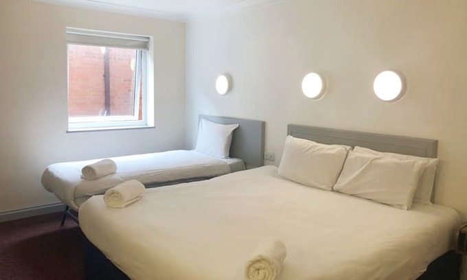 Oldham Hotel | 247Hotel Super King & Single/Twin Room en-suite