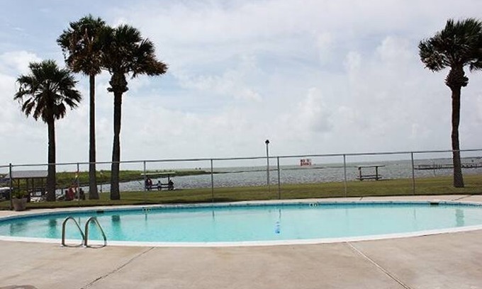 Lamar House | Seagun Cottage 128 Located in Beautiful Lamar!