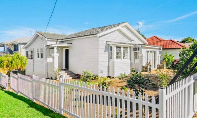 Wollongong CBD House | Cosy Cottage Escape- sundrenched and captivating