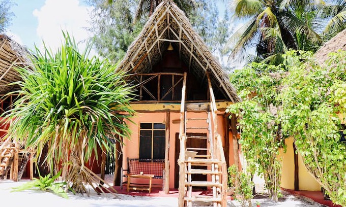 Bwejuu Bed & Breakfast | Small Size Beach Bungalows at Evergreen Bungalows