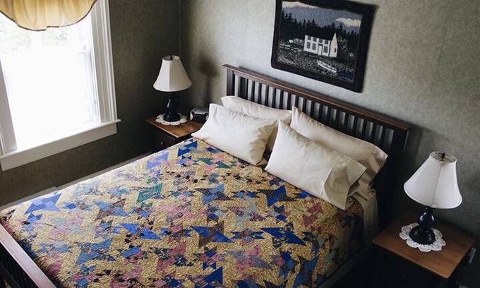 Trinity Bed & Breakfast | Maidment House B&B Gardenview room central Trinity