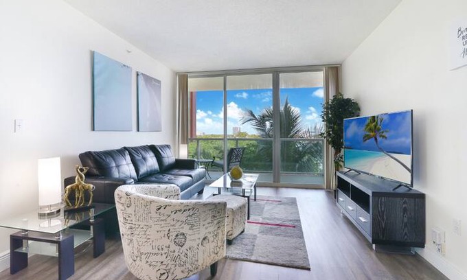 Sunny Isles Beach Apartment | Stunning Location! 2BD Modern Condo w Balcony