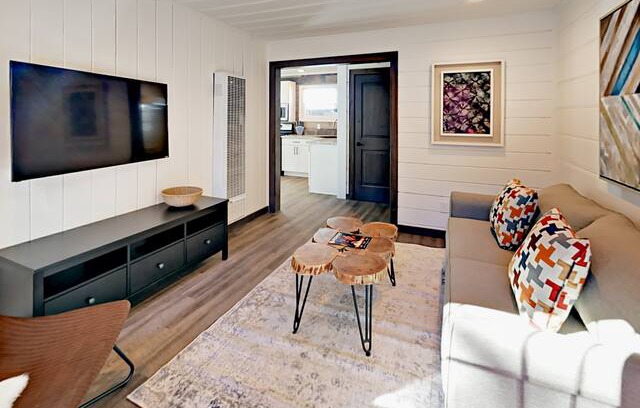 Lakeside Park House | Updated 1BR - Near Gondola & Beach