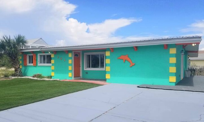 Pensacola Beach Cabin | The "Cowa-bungalow!"Sleeps 14! Walk to the Beach