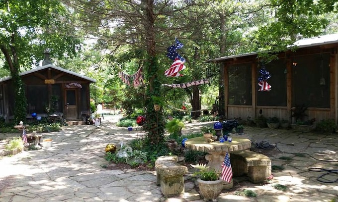 West Siloam Springs Cabin | Flint Creek Cabin on the Bluff