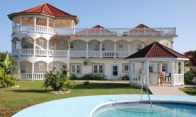 Greenwood House | Flamingo Beach Villa