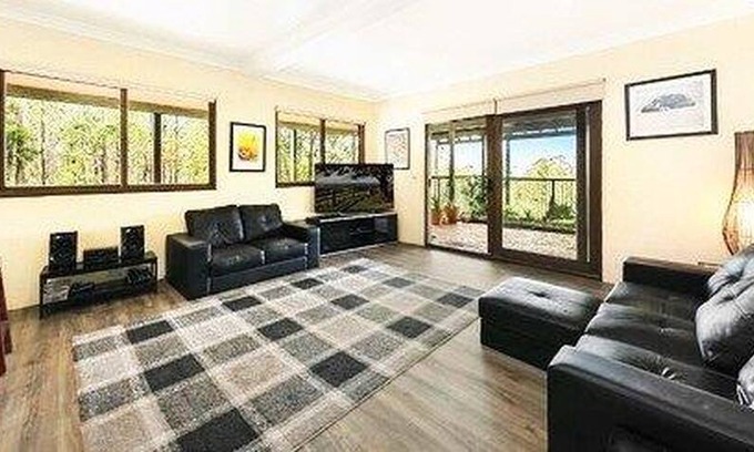 Vacy Cabin | Tuckeroo Retreat- Private courtyard & pool table