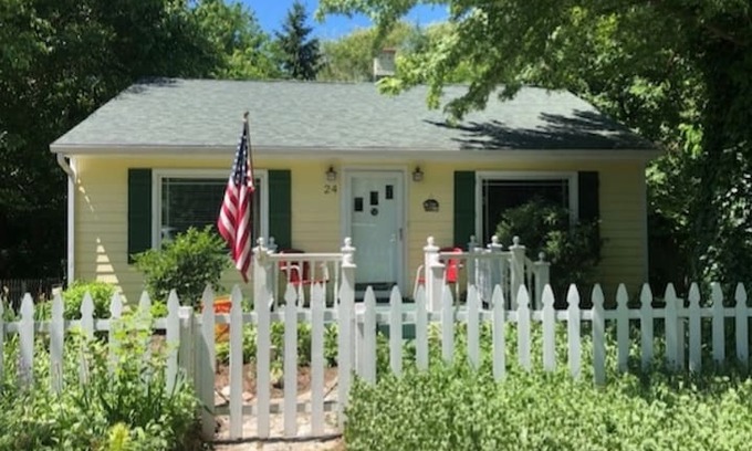 New Buffalo Cabin | The Lemonade Cottage, New Buffalo. Walk to beach!