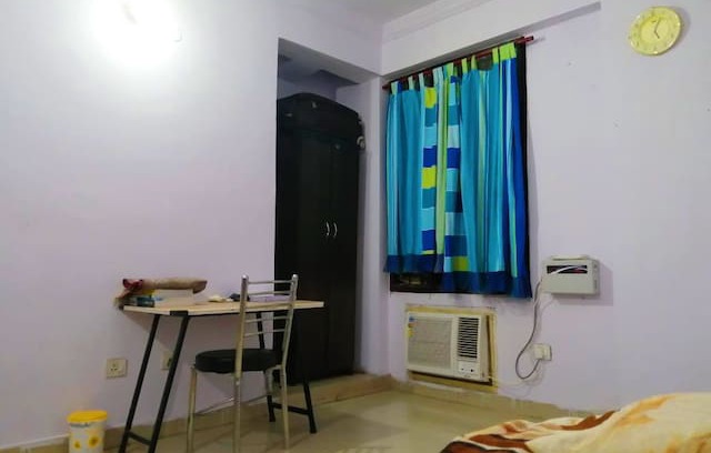 Hazratganj Bed & Breakfast | Kayenaat ( cozy Private room in Hazratganj )