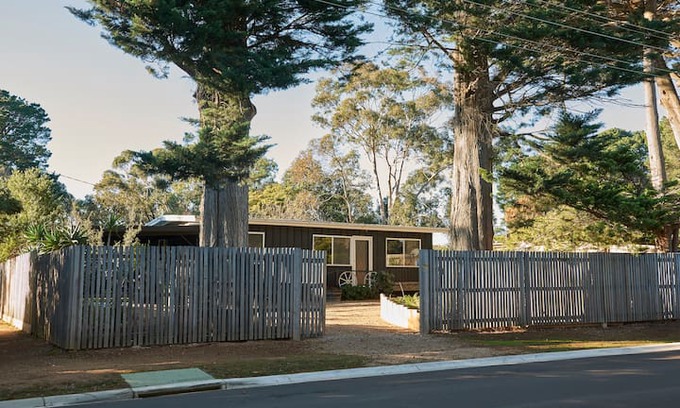 Somers House | Tasman Cottage - Somers Beach Shack with Fireplace