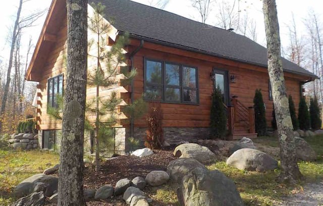 Iron River House | Spacious and Rustic Cabin In Michigan