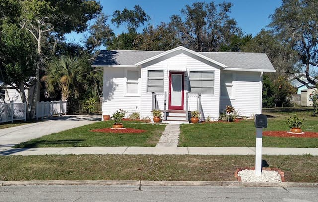 Sebring House | Chill and Relax at the Little White House