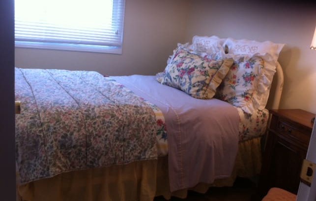 Niagara Falls House | Niagara Falls - Double Bed in a Sunlit Room
