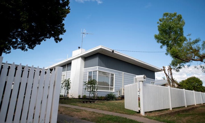 Benalla West House | Spacious pet friendly home away from home