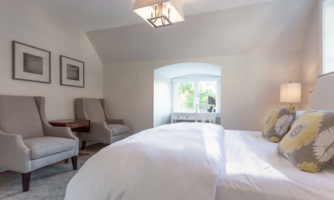 North Cowichan Hotel | Luxurious Maple Bay Manor : Woodcote Suite