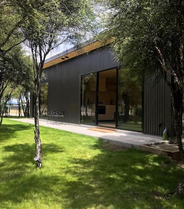 Albert Town Cabin | Koliba. Stylish & tranquil. Self isolation welcome