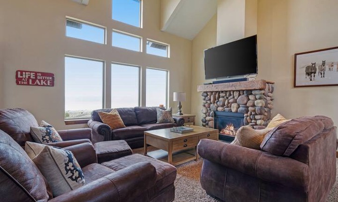 Garden City House | Expansive cabin w/ deck, lake/mountain views & Ping-Pong table!
