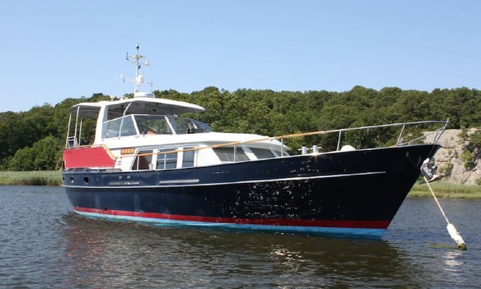 Clinton Boat Rental | Stay-aboard trawler New Moon or cruiser White Bear