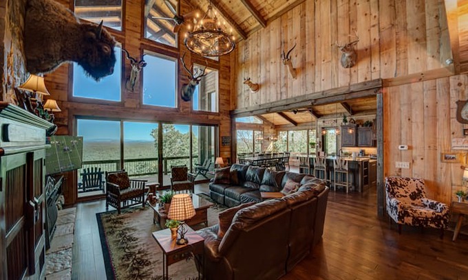 Blue Ridge Cabin | Serenity Cove- 7 BDR | 6 KINGs | Lake and Mnt. View | wheel chair accessible