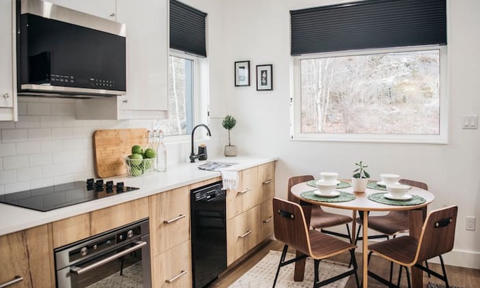 Yellowknife House | Waterfront Nordic Getaway - Licensed B&B