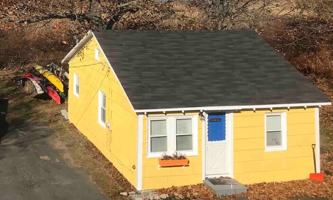 Pine Point Cabin | Sunrise Cottage, Pine Point - 2 min bed to beach!