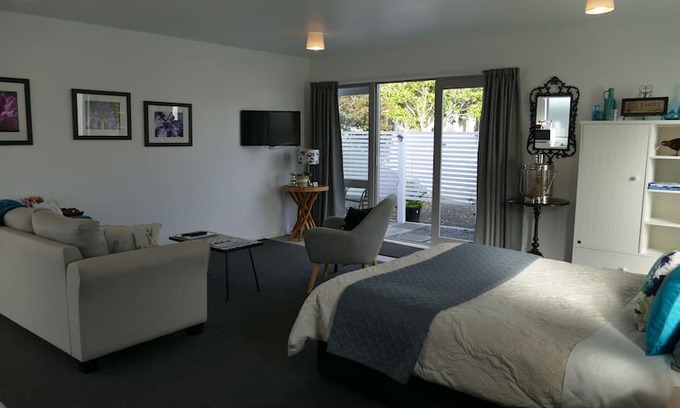 Whitianga House | Twin Palms self contained accommodation