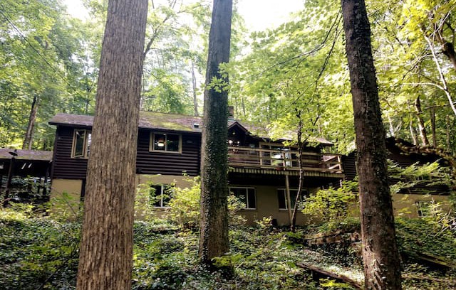 Bellville Cabin | Doc's Cabin on the River! Hot tub & game room.