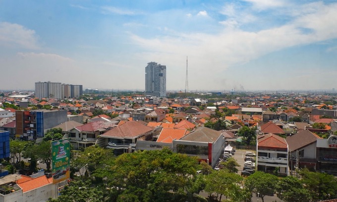Suko Manunggal Hotel | Vibrant and Spacious 2Br + 1 Apartment at Taman Beverly