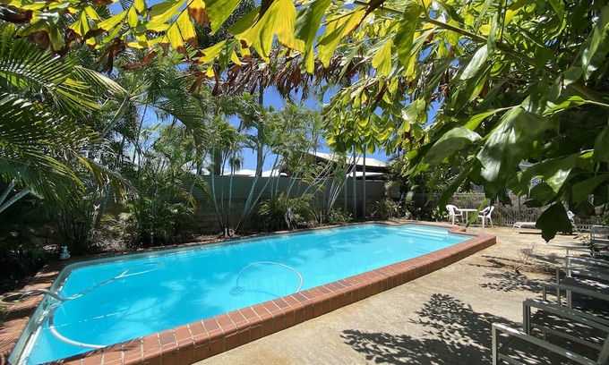 Bowen Hotel | Palm View Holiday Apartments